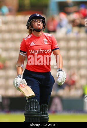 Die Ageas Schüssel, Southampton, UK. 5. Juli 2016. Frauen NatWest internationale T20. England gegen Pakistan. Englands Lauren Winfield sieht in den Himmel in Niedergeschlagenheit nach dem Fang von Pakistans Aiman Anwer © Action Plus Sport/Alamy Live News Stockfoto