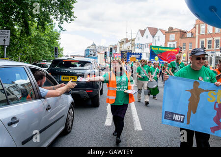 Bristol, UK. 5. Juli 2016. Streikenden Lehrern und ihre Unterstützer sind abgebildet, wie sie ihren Weg durch die Innenstadt während eines März und die Rallye im Zentrum Stadt. Die Demonstration war Teil eines nationalen Tages der Aktion namens durch die Mutter, einen Lehrer-Streik am 5. Juli zu unterstützen. Bildnachweis: Lynchpics/Alamy Live-Nachrichten Stockfoto