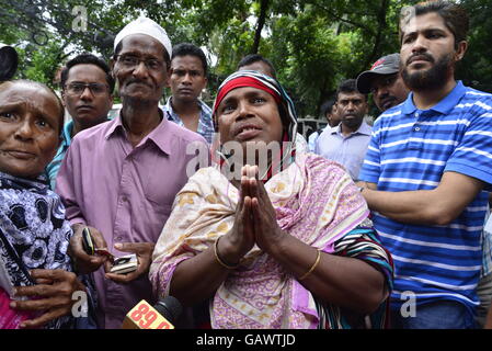 Dhaka, Bangladesch. 4. Juli 2016. Nach einer blutigen Belagerung es durch bewaffnete Angreifer, die am 1. Juli begann, zu Fuß entfernt, ein gehobenes Restaurant in Bangladeschs Hauptstadt Dhaka am 4. Juli 2016, Verwandten eine Geisel, die Nachricht von ihrem geliebten suchen gelten. Bildnachweis: Mamunur Rashid/Alamy Live-Nachrichten Stockfoto