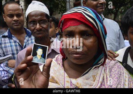 Dhaka, Bangladesch. 4. Juli 2016. Nach einer blutigen Belagerung es durch bewaffnete Angreifer, die am 1. Juli begann, zu Fuß entfernt, ein gehobenes Restaurant in Bangladeschs Hauptstadt Dhaka am 4. Juli 2016, Verwandten eine Geisel, die Nachricht von ihrem geliebten suchen gelten. Bildnachweis: Mamunur Rashid/Alamy Live-Nachrichten Stockfoto