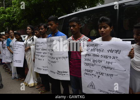 Dhaka, Bangladesch. 4. Juli 2016. Bangladeshi Schüler statt eine Menschenkette um Terror-Anschlag in der löchrigen handwerkliche Bäckerei zu protestieren, das war das Ziel des militanten Angriffs Wochenende in Dhaka, Bangladesch, 4. Juli 2016. Der Angriff - der schlimmste Krampf der Gewalt noch die jüngste Serie von tödlichen Angriffen getroffen Bangladesch - hat betäubt die traditionell gemäßigte muslimische Nation und globale Bedenken wegen ob es zunehmend schrillen militante Islamisten bewältigen kann. Bildnachweis: Mamunur Rashid/Alamy Live-Nachrichten Stockfoto