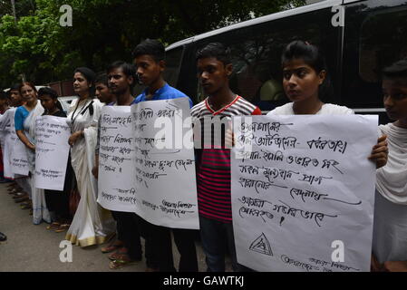 Dhaka, Bangladesch. 4. Juli 2016. Bangladeshi Schüler statt eine Menschenkette um Terror-Anschlag in der löchrigen handwerkliche Bäckerei zu protestieren, das war das Ziel des militanten Angriffs Wochenende in Dhaka, Bangladesch, 4. Juli 2016. Der Angriff - der schlimmste Krampf der Gewalt noch die jüngste Serie von tödlichen Angriffen getroffen Bangladesch - hat betäubt die traditionell gemäßigte muslimische Nation und globale Bedenken wegen ob es zunehmend schrillen militante Islamisten bewältigen kann. Bildnachweis: Mamunur Rashid/Alamy Live-Nachrichten Stockfoto