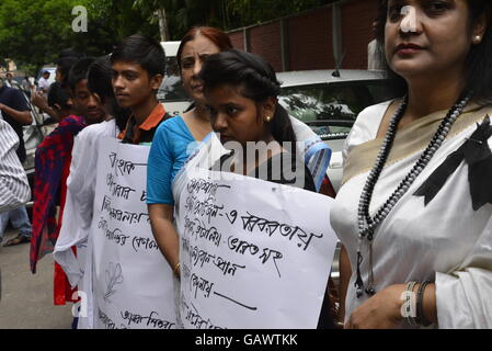 Dhaka, Bangladesch. 4. Juli 2016. Bangladeshi Schüler statt eine Menschenkette um Terror-Anschlag in der löchrigen handwerkliche Bäckerei zu protestieren, das war das Ziel des militanten Angriffs Wochenende in Dhaka, Bangladesch, 4. Juli 2016. Der Angriff - der schlimmste Krampf der Gewalt noch die jüngste Serie von tödlichen Angriffen getroffen Bangladesch - hat betäubt die traditionell gemäßigte muslimische Nation und globale Bedenken wegen ob es zunehmend schrillen militante Islamisten bewältigen kann. Bildnachweis: Mamunur Rashid/Alamy Live-Nachrichten Stockfoto