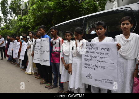 Dhaka, Bangladesch. 4. Juli 2016. Bangladeshi Schüler statt eine Menschenkette um Terror-Anschlag in der löchrigen handwerkliche Bäckerei zu protestieren, das war das Ziel des militanten Angriffs Wochenende in Dhaka, Bangladesch, 4. Juli 2016. Der Angriff - der schlimmste Krampf der Gewalt noch die jüngste Serie von tödlichen Angriffen getroffen Bangladesch - hat betäubt die traditionell gemäßigte muslimische Nation und globale Bedenken wegen ob es zunehmend schrillen militante Islamisten bewältigen kann. Bildnachweis: Mamunur Rashid/Alamy Live-Nachrichten Stockfoto