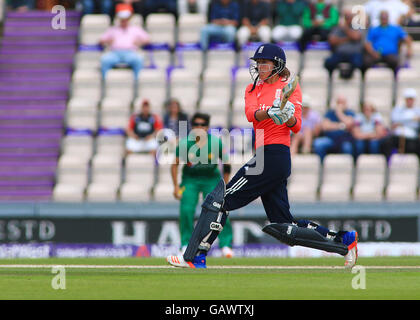 Die Ageas Schüssel, Southampton, UK. 5. Juli 2016. Frauen NatWest internationale T20. England gegen Pakistan. Englands Jenny Gunn trifft vier © Action Plus Sport/Alamy Live News Stockfoto