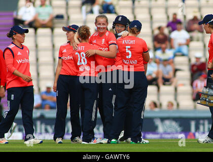 Die Ageas Schüssel, Southampton, UK. 5. Juli 2016. Frauen NatWest internationale T20. England gegen Pakistan. Englands jüngster Spieler (Mitte) 17 Jahre alte Sophie Ecclestone feiert ihren zweiten Wicket © Action Plus Sport/Alamy Live News Stockfoto