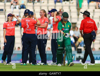 Die Ageas Schüssel, Southampton, UK. 5. Juli 2016. Frauen NatWest internationale T20. England gegen Pakistan. Englands jüngster Spieler (Mitte) 17 Jahre alte Sophie Ecclestone feiert ihren zweiten Wicket, Pakistans Aiman Anwer © Action Plus Sport/Alamy Live News Stockfoto