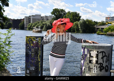 Berlin, Deutschland. 4. Juli 2016. Prinzessin Maja von Hohenzollern, während ein Fotoshooting für ihre Hut-Kollektion "Urban Prinzessin" in Berlin, Deutschland, 4. Juli 2016 fotografiert. Die Kollektion von handgefertigten Hüte wird Ende Juli in Düsseldorf präsentiert. Foto: JENS KALAENE/Dpa/Alamy Live News Stockfoto