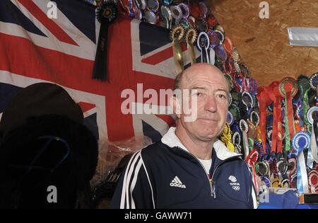 Chippenham, Wiltshire, UK. 5. Juli 2016. Michael Whitaker posiert vor dem Anschluß-Markierungsfahne und eine Sammlung von Rosetten. TeamGB verkünden die Pferdesport-Team für die Olympischen Spiele in Rio2016. Der alte Bull Pen. Chippenham. Wiltshire. VEREINIGTES KÖNIGREICH. 07.05.2016. Bildnachweis: Sport In Bilder/Alamy Live-Nachrichten Stockfoto