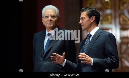 Mexikanische Präsident Enrique Pena Nieto mit italienischen Präsidenten Sergio Mattarella während eines Staatsbesuches im Präsidentenpalast 4. Juli 2016 in Mexico City, Mexiko. Stockfoto