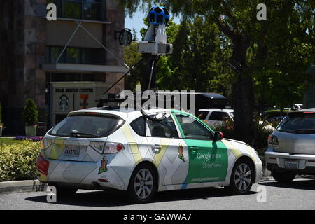 Mountain View, USA. 21. Mai 2016. Ein Auto von Googlel mit Spezialkameras für den Dienst Google Street View ist in Mountain View, USA, 21. Mai 2016 ersichtlich. Foto: ANDREJ SOKOLOW, Dpa/Alamy Live News Stockfoto