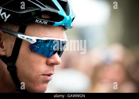 Limoges, Frankreich. Juli 2016. Tour de France Etappe 4 von Saumur nach Limoges. Chris Froome konzentrierte sich auf den Start der Bühne. Stockfoto