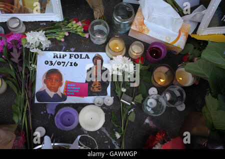 London, UK. 5. Juli 2016. Ehrungen auf der Stelle, wo Teenager Fola Orebiyi, 17, auf der Portobello Road, London erstochen wurde. Bildnachweis: Jonathan Katzenellenbogen/Alamy Live-Nachrichten Stockfoto