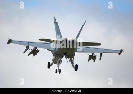 Farnborough, Großbritannien. 5. Juli 2016. Die f-18 ist Nieren vor der Farnborough International Airshow Credit: Uwe Deffner/Alamy Live News Stockfoto