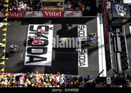 Limoges, Frankreich. 5. Juli 2016. Tour de France Etappe 4 von Saumur nach Limoges. Marcel Kittel gewinnt 4. Etappe durch einen Bruchteil von einem Zoll von Bryan Coquard. Bildnachweis: Simon Gill/Alamy Live-Nachrichten Stockfoto