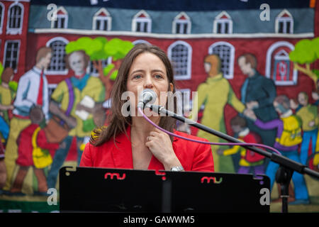 London, UK. 5. Juli 2016. Carol Monaghan MP, Bildung-Sprecher für die Scottish National Party richtet sich Tausende Streikende Lehrer in Parliament Square. Bildnachweis: Mark Kerrison/Alamy Live-Nachrichten Stockfoto