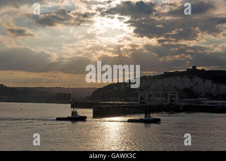 Dover, UK. 5. Juli 2016 - Sonne die über dem Hafen von Dover heute Abend. Bildnachweis: Phil Rees/Alamy Live-Nachrichten Stockfoto