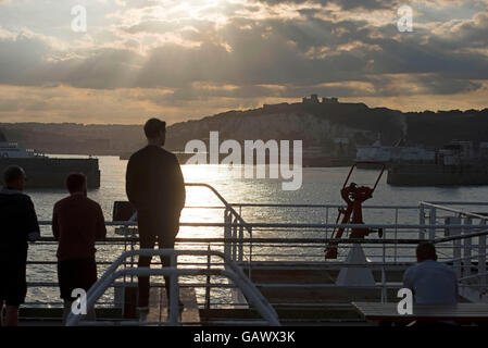 Dover, UK. 5. Juli 2016 - Sonne die über dem Hafen von Dover heute Abend. Bildnachweis: Phil Rees/Alamy Live-Nachrichten Stockfoto