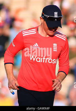 Die Ageas Schüssel, Southampton, UK. 5. Juli 2016. Herren NatWest internationale T20. England im Vergleich zu Sri Lanka. England Kapitän Eoin Morgan joggt direkt aus dem Spielfeld mit einem ausgerenkten Finger (linke Hand) nach dem Fang Sri Lankas Dinesh Chandimal © Action Plus Sport/Alamy Live News Stockfoto