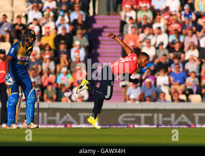 Die Ageas Schüssel, Southampton, UK. 5. Juli 2016. Herren NatWest internationale T20. England im Vergleich zu Sri Lanka. Englands Chris Jordan beginnt seine über © Action Plus Sport/Alamy Live News Stockfoto