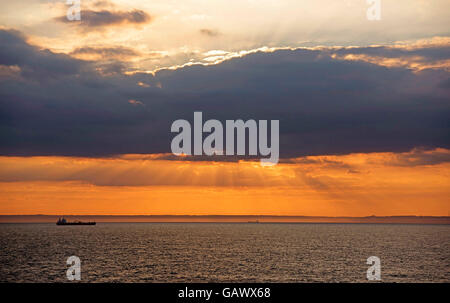 Dover, UK. 5. Juli 2016 - Sonne die über dem Hafen von Dover heute Abend. Bildnachweis: Phil Rees/Alamy Live-Nachrichten Stockfoto