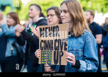 Jugendliche protestieren brexit mit Vorzeichen niemals EU aufgeben Stockfoto