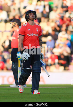 Die Ageas Schüssel, Southampton, UK. 5. Juli 2016. Herren NatWest internationale T20. England im Vergleich zu Sri Lanka. Englands Jason Roy sieht niedergeschlagen, nachdem Sri Lanka Kapitän Angelo Mathews ihn für 0 Schalen © Action Plus Sport/Alamy Live News Stockfoto