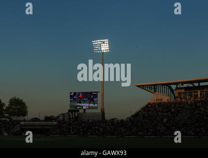 Die Ageas Schüssel, Southampton, UK. 5. Juli 2016. Herren NatWest internationale T20. England im Vergleich zu Sri Lanka. Unterwasserscheinwerfer auf den Sonnenuntergang über dem Ageas Schüssel © Action Plus Sport/Alamy Live News Stockfoto