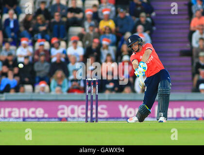 Die Ageas Schüssel, Southampton, UK. 5. Juli 2016. Herren NatWest internationale T20. England im Vergleich zu Sri Lanka. Englands Wicketwächter Jos Buttler trifft eine vier, wie er seine 50 Runs racks © Action Plus Sport/Alamy Live News Stockfoto