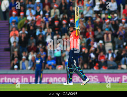 Die Ageas Schüssel, Southampton, UK. 5. Juli 2016. Herren NatWest internationale T20. England im Vergleich zu Sri Lanka. Englands Wicketwächter Jos Buttler trifft eine vier, wie er seine 50 Runs racks © Action Plus Sport/Alamy Live News Stockfoto