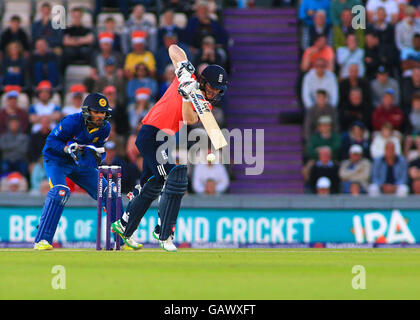 Die Ageas Schüssel, Southampton, UK. 5. Juli 2016. Herren NatWest internationale T20. England im Vergleich zu Sri Lanka. England Kapitän Eoin Morgan mit einem Block gedreht © Action Plus Sport/Alamy Live News Stockfoto