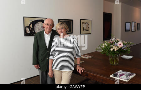 Bremen, Deutschland. 12. Mai 2016. Das Sammler-Ehepaar Karin und Uwe Hollweg stehend vor Gemälden von Mark Tobey in ihrem privaten Museum in Bremen, Deutschland, 12. Mai 2016. Foto: CARMEN JASPERSEN/Dpa/Alamy Live News Stockfoto