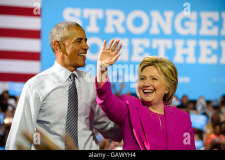 Charlotte, NC, USA. 5. Juli 2016. US-Präsident Barack Obama steht auf der Bühne, auf der Suche nach links mit mutmaßlichen demokratischen Präsidentschaftskandidaten, Hillary Clinton, rechts, während ihre erste gemeinsame Kampagne aussehen. Die Veranstaltung fand im Charlotte Convention Center statt. Bildnachweis: Evan El-Amin/Alamy Live-Nachrichten Stockfoto