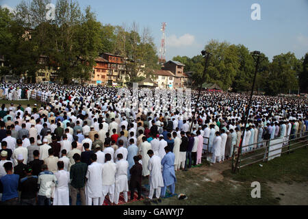 Srinagar, indische verabreicht Kaschmir. 6. Juli versammeln sich Muslime 2016.Kashmiri Eid-Ul-Fitr Gebete an Eid Gah während der Eid-al-Fitr Festival, Kaschmir anzubieten. Muslime auf der ganzen Welt feiern Eid Ul-Fitr Festival, ein drei-Tages-fest markiert das Ende des heiligen Fastenmonats Ramadan. Bildnachweis: Sofi Suhail/Alamy Live-Nachrichten Stockfoto