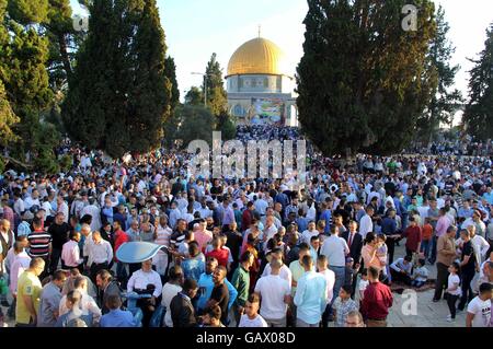 Jerusalem, Jerusalem, Palästina. 6. Juli 2016. Palästinensische Muslime nach führen am Morgen Eid al-Fitr Gebet in der Nähe von Haube des Felsens an der Al-Aqsa Moschee zusammengesetzte, dritte heiligste Stätte im Islam, in der Altstadt von Jerusalem am 6. Juli 2016. Muslime weltweit feiern Eid al-Fitr markiert das Ende des Fastenmonats Ramadan Credit: Mahfouz Abu Türke/APA Bilder/ZUMA Draht/Alamy Live News Stockfoto