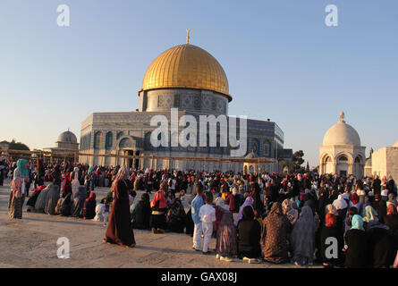 Jerusalem, Jerusalem, Palästina. 6. Juli 2016. Palästinensische Muslime nach führen am Morgen Eid al-Fitr Gebet in der Nähe von Haube des Felsens an der Al-Aqsa Moschee zusammengesetzte, dritte heiligste Stätte im Islam, in der Altstadt von Jerusalem am 6. Juli 2016. Muslime weltweit feiern Eid al-Fitr markiert das Ende des Fastenmonats Ramadan Credit: Mahfouz Abu Türke/APA Bilder/ZUMA Draht/Alamy Live News Stockfoto