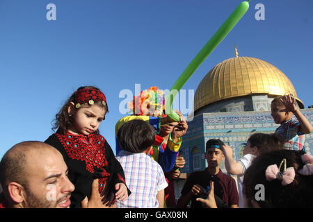 Jerusalem, Jerusalem, Palästina. 6. Juli 2016. Palästinensische Muslime nach führen am Morgen Eid al-Fitr Gebet in der Nähe von Haube des Felsens an der Al-Aqsa Moschee zusammengesetzte, dritte heiligste Stätte im Islam, in der Altstadt von Jerusalem am 6. Juli 2016. Muslime weltweit feiern Eid al-Fitr markiert das Ende des Fastenmonats Ramadan Credit: Mahfouz Abu Türke/APA Bilder/ZUMA Draht/Alamy Live News Stockfoto