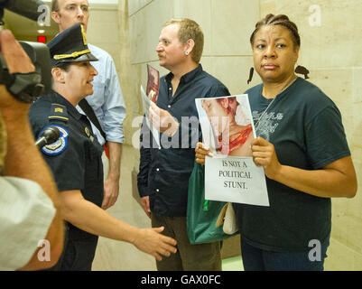 Washington, DC, USA. 5. Juli 2016. Freunde und Familie, die Angehörigen um Gewalt Bühne Pistole ein Sit-in in der Rotunde des US-Kapitol in Washington, DC, wie Gesetzgeber nach der Fourth Of July-Aussparung am Dienstag, 5. Juli 2016 wieder verloren haben. Demonstranten fordert Kongress, reale Stimmen auf gesundem Menschenverstand Lösungen auf Waffengewalt, einschließlich universal Hintergrund prüft, und ein Sturmgewehr und Hochleistungs-Magazin Verbot zu nehmen. Bildnachweis: Dpa picture Alliance/Alamy Live News Stockfoto