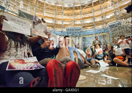 Washington, DC, USA. 5. Juli 2016. Freunde und Familie, die Angehörigen um Gewalt Bühne Pistole ein Sit-in in der Rotunde des US-Kapitol in Washington, DC, wie Gesetzgeber nach der Fourth Of July-Aussparung am Dienstag, 5. Juli 2016 wieder verloren haben. Demonstranten fordert Kongress, reale Stimmen auf gesundem Menschenverstand Lösungen auf Waffengewalt, einschließlich universal Hintergrund prüft, und ein Sturmgewehr und Hochleistungs-Magazin Verbot zu nehmen. Bildnachweis: Dpa picture Alliance/Alamy Live News Stockfoto