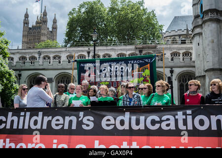 London, UK. 5. Juli 2016. Tausende von Lehrern marschieren durch London Rallye in Parliament Square, organisiert von der National Union of Teachers, über Mittelkürzungen der Tory-Regierung zu protestieren.    Bildnachweis: Claire Doherty/Alamy Live News Stockfoto