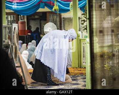 Bangkok, Bangkok, Thailand. 6. Juli 2016. Eine Frau legt ihre Gebetsteppich vor Eid-Services in Tonne Sohn Moschee im Abschnitt "Thonburi" von Bangkok. Eid al-Fitr ist auch das Fasten, das Zucker fest, Bayram (Bajram), Sweet Festival oder Hari Raya Puasa und geringerem Eid zu brechen genannt. Es ist ein wichtiger muslimischen religiösen Feiertag, der markiert das Ende des Ramadan, der Isic heilige Monat des Fastens. Muslime dürfen nicht zu schnell auf Eid. Bildnachweis: ZUMA Press, Inc./Alamy Live-Nachrichten Stockfoto