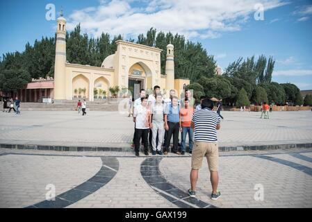 Kashgar, Chinas Xinjiang Uygur Autonome Region. 6. Juli 2016. Menschen posieren für ein Gruppenfoto vor der ID-Kah Moschee in Kashgar, Nordwesten Chinas Xinjiang Uygur Autonome Region, 6. Juli 2016. Muslime am Mittwoch in ganz China feierte die Eid al-Fitr, die Ende des muslimischen Fastenmonats Ramadan markiert. Bildnachweis: Bu Duomen/Xinhua/Alamy Live-Nachrichten Stockfoto