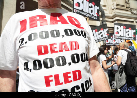 London, UK. 6. Juli 2016. Demonstranten protestieren außerhalb QEII Centre in London, während sie darauf warten, das Ergebnis der Untersuchung Irak zu hören. Bildnachweis: Thabo Jaiyesimi/Alamy Live-Nachrichten Stockfoto