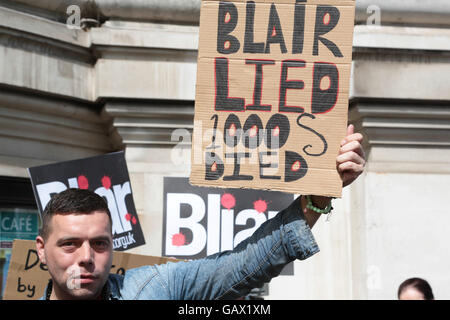 London, UK. 6. Juli 2016. Demonstranten protestieren außerhalb QEII Centre in London, während sie darauf warten, das Ergebnis der Untersuchung Irak zu hören. Bildnachweis: Thabo Jaiyesimi/Alamy Live-Nachrichten Stockfoto