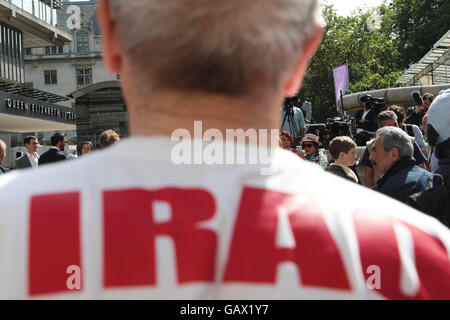 London, UK. 6. Juli 2016. Demonstranten protestieren außerhalb QEII Centre in London, während sie darauf warten, das Ergebnis der Untersuchung Irak zu hören. Bildnachweis: Thabo Jaiyesimi/Alamy Live-Nachrichten Stockfoto