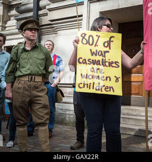 London, UK. 6. Juli 2016. Anti-Kriegs-Demonstranten außerhalb QEII Konferenzzentrum in Westminster als Sir John Chilcot seinen Bericht in den Irak stellt Krieg Credit: Guy Corbishley/Alamy Live News Stockfoto