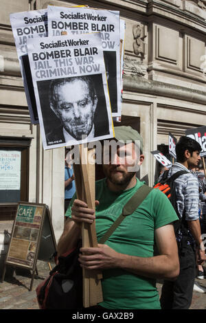 London, UK. 6. Juli 2016. Demonstranten außerhalb der Queen Elizabeth II Conference Centre, London, wo die Veröffentlichung der Chilcot-Untersuchung in den Irak-Krieg stattfindet. Bildnachweis: Lebendige Bilder/Alamy Live-Nachrichten Stockfoto