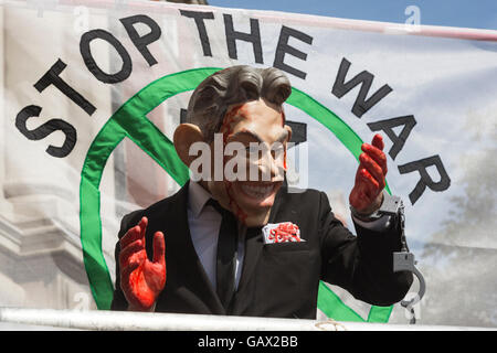 London, UK. 6. Juli 2016. Demonstrant tragen ein Tony Blair Gummimasken mit blutigen Händen außerhalb der Queen Elizabeth II Conference Centre, London, wo die Veröffentlichung der Chilcot-Untersuchung in den Irak-Krieg stattfindet. Bildnachweis: Lebendige Bilder/Alamy Live-Nachrichten Stockfoto