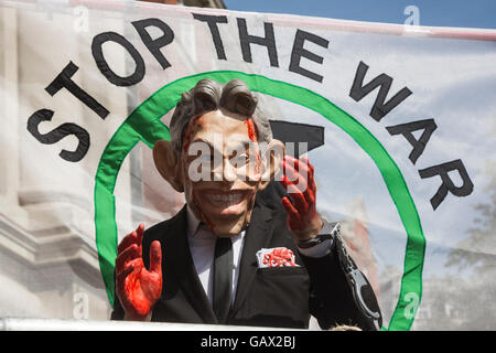 London, UK. 6. Juli 2016. Demonstrant tragen ein Tony Blair Gummimasken mit blutigen Händen außerhalb der Queen Elizabeth II Conference Centre, London, wo die Veröffentlichung der Chilcot-Untersuchung in den Irak-Krieg stattfindet. Bildnachweis: Lebendige Bilder/Alamy Live-Nachrichten Stockfoto