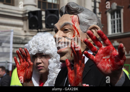 London, UK. 6. Juli 2016. Demonstrant tragen ein Tony Blair Gummimasken mit blutigen Händen außerhalb der Queen Elizabeth II Conference Centre, London, wo die Veröffentlichung der Chilcot-Untersuchung in den Irak-Krieg stattfindet. Bildnachweis: Lebendige Bilder/Alamy Live-Nachrichten Stockfoto